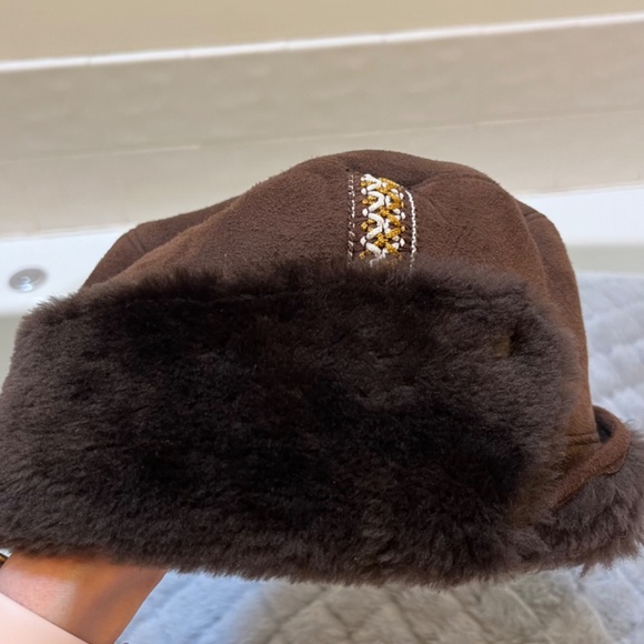 UGG 100% Genuine Shearling Suede Hat - Picture 2 of 12